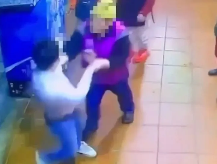 男子與店家發生扭打。中正二分局提供