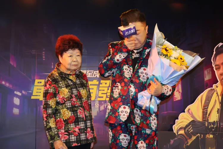 董至成見母親惹不住淚崩。攝影中心攝