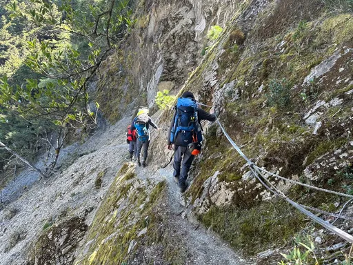 男女登山客挑戰南二段 最後1天受困八通關峭壁!陸空協力救援