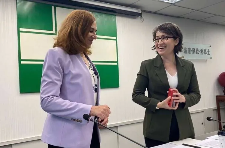 蕭美琴及葛來儀。民進黨提供