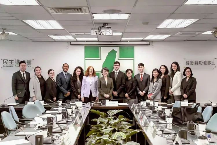 葛來儀率團到訪民進黨中央黨部。民進黨提供