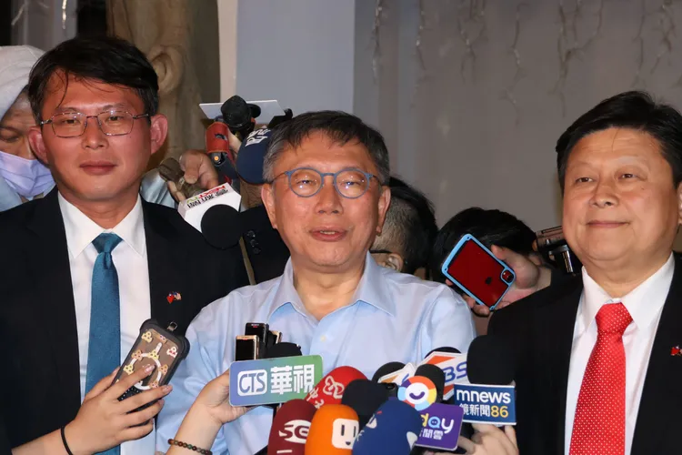 餐後受訪，黃國昌一臉通紅。莊宗達攝