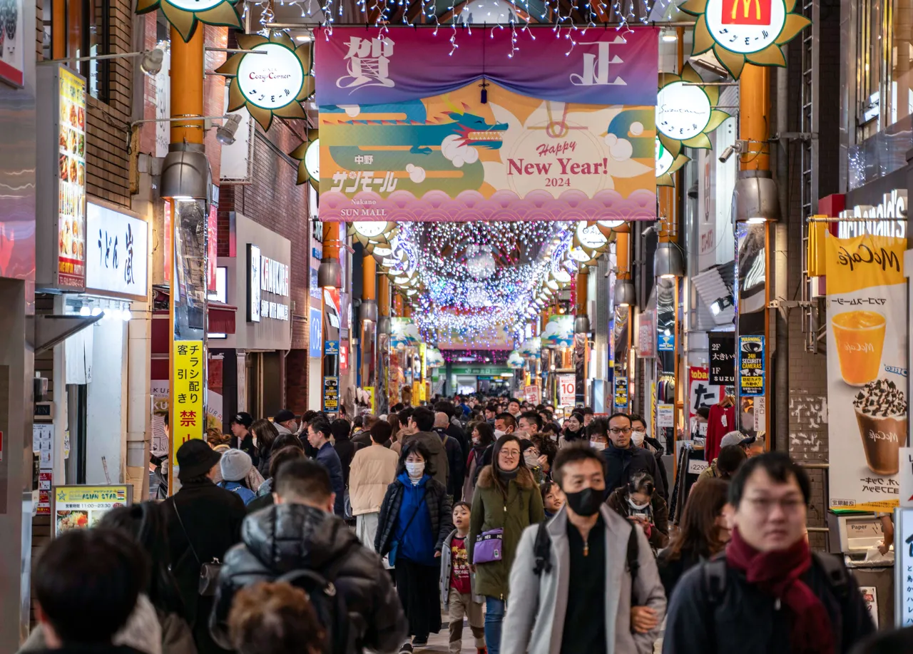 東京中野商店街人潮。新華社