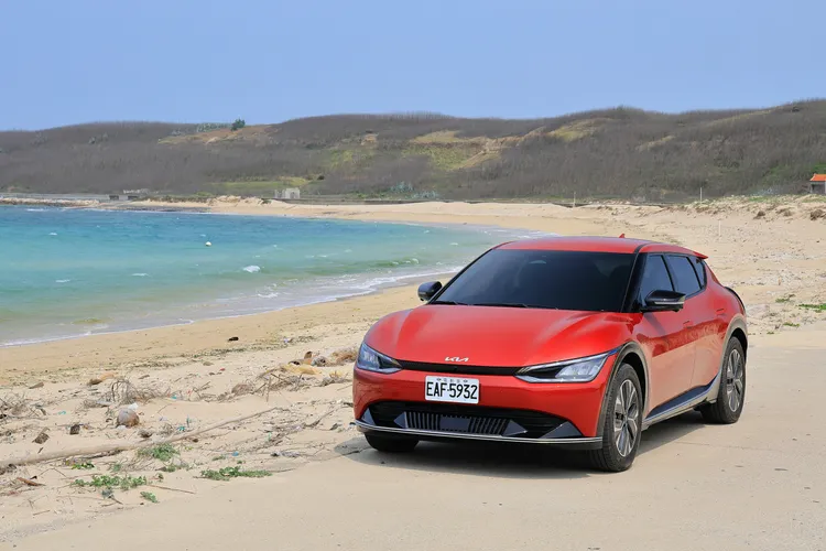 Kia EV6車頭採用Kia全新設計語彙Digital Tiger Face，結合天翔之翼數位日行燈與雙月之刃貫穿尾燈組。業者提供