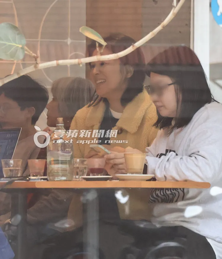 曾沛慈（左）美食下肚露出甜美笑容。特勤中心攝