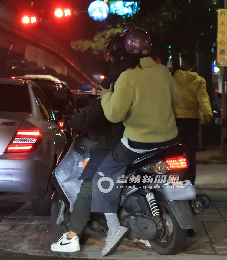 曾沛慈手扶著老公孫立衡的肩膀，坐上機車雙載離去。特勤中心攝