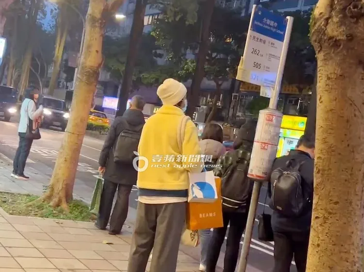 曾沛慈和下班民眾一起站在站牌前等公車。特勤中心攝