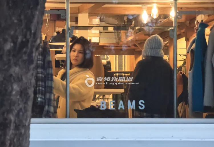 曾沛慈在富錦街上的BEAMS服飾店認真挑選新衣。特勤中心攝