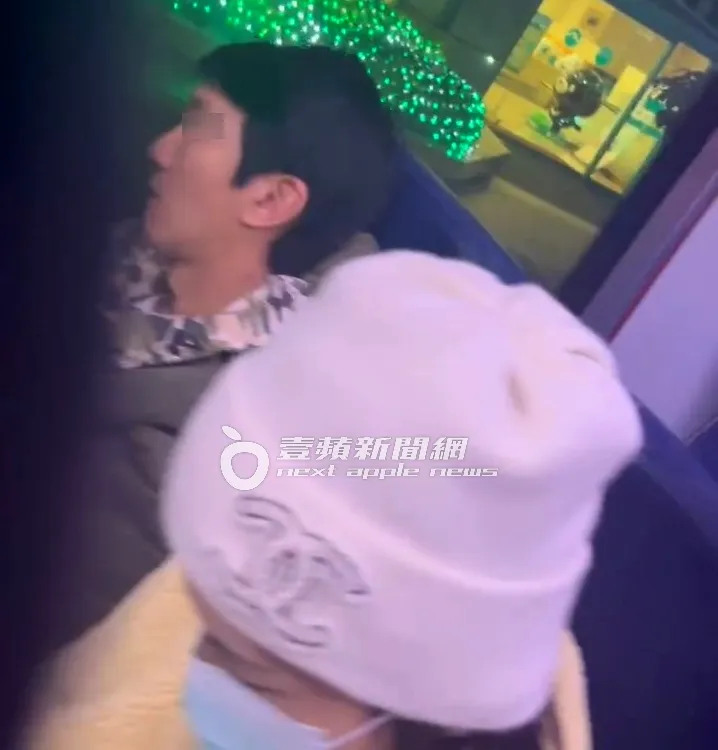 一連上錯2台公車的曾沛慈，終於搭上正確路線，坐在民眾身旁休息。特勤中心攝