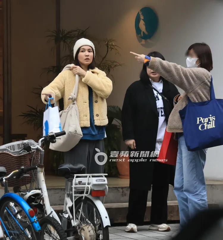 曾沛慈（左）吃飽喝足，加碼提著外帶餐離開。特勤中心攝