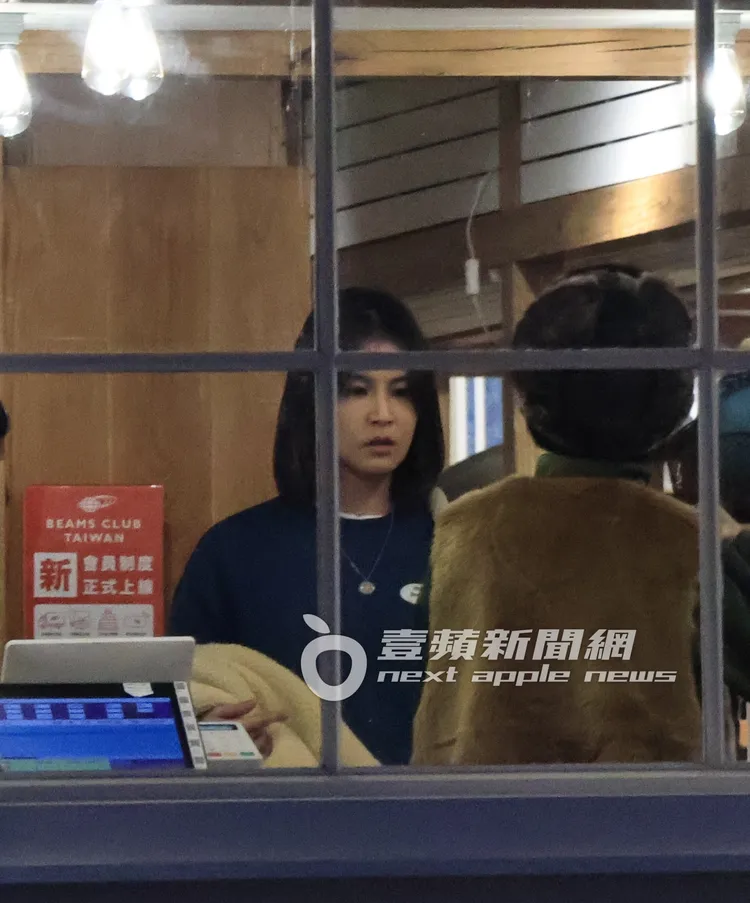 曾沛慈試穿新衣服完血拼結帳。特勤中心攝