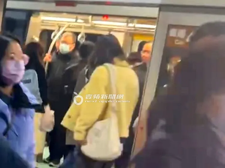 曾沛慈搭完公車，再到南京復興站轉乘捷運，快步進入車廂。特勤中心攝