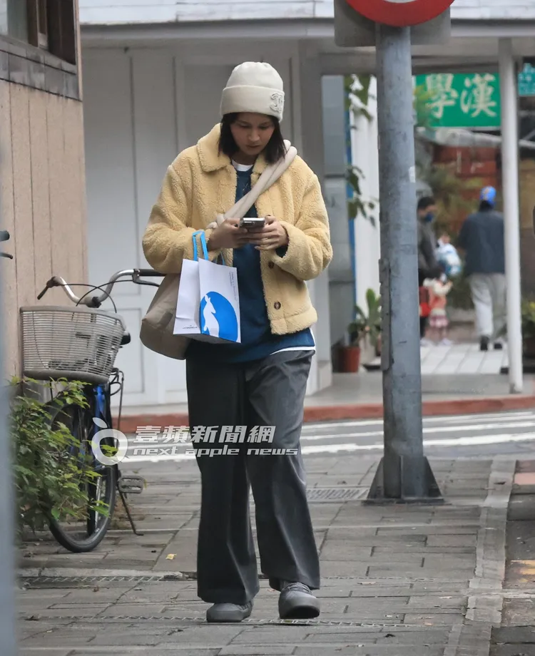 曾沛慈離開網美咖啡廳邊走路滑手機。特勤中心攝