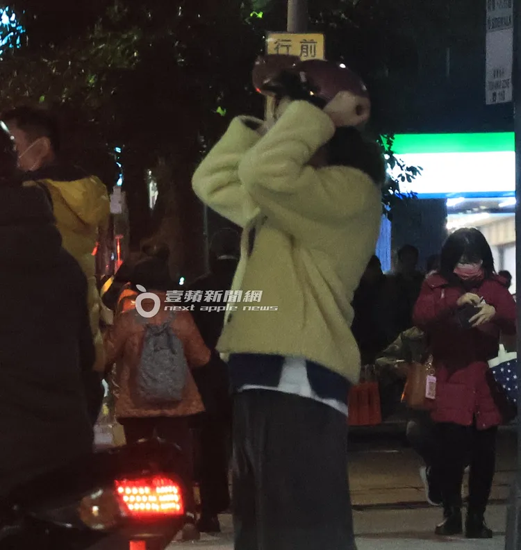 曾沛慈戴上西瓜皮安全帽，一邊跟老公分享日常。特勤中心攝