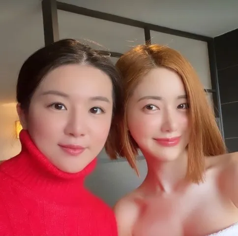 DJ SODA與為她拍泡湯影片的台灣姐姐合影。翻攝翻攝DJ SODA的IG