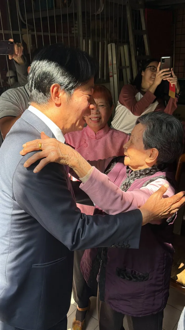 賴清德專程拜訪92歲超級賴粉阿嬤黃坐。縣府提供