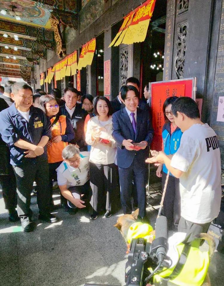 賴清德到屏東玉皇宮發福袋，有不少民眾特地帶著狗狗來領紅包。縣府提供