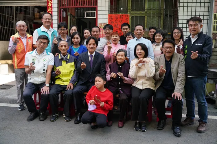 賴副總統除了送上紅包祝福外，還和黃家人合照全家福。縣府提供