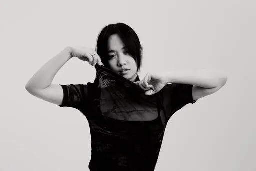 嚴正嵐情人節發美照老公嫌乳不巨 辦票選7成網友幫罵「殺毀啦」