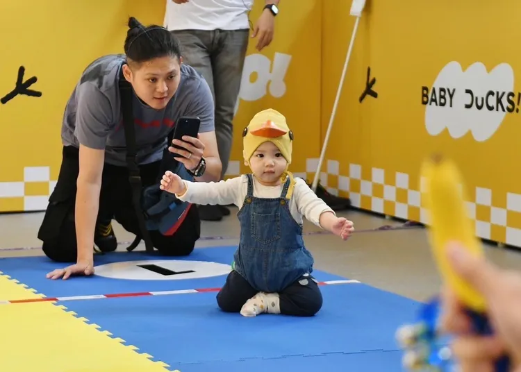 青年局配合舉辦適合親子家族參加的「鴨寶爬爬GO寶寶爬行趣味遊戲」。市府提供