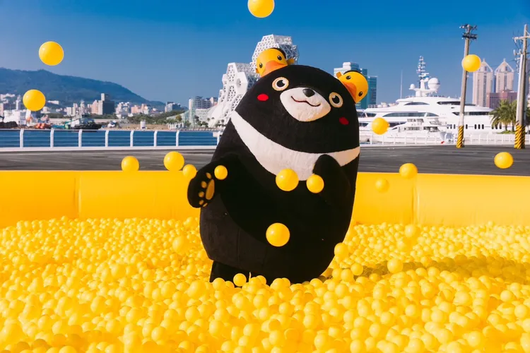 觀光局規劃深受歡迎的巨無霸「黃色球池」。市府提供