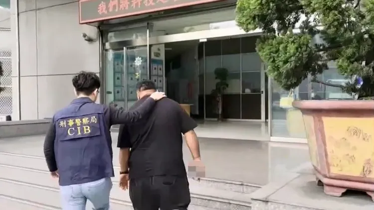 將自己BMW休旅車假扮成中打偵防車的涂姓男子，被警方移送法辦。民眾提供