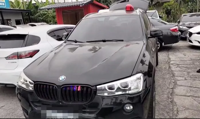 涂男曾駕駛假冒中打偵防車的BMW上路，讓民眾誤以為是警車紛紛讓路。民眾提供