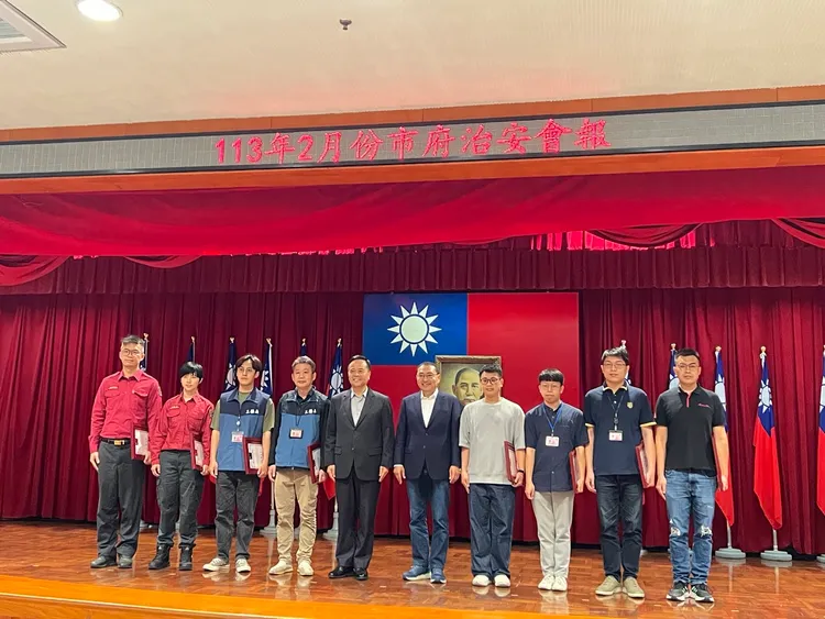 侯友宜表揚公共安全聯合稽查等多項工作績優單位。翻攝畫面