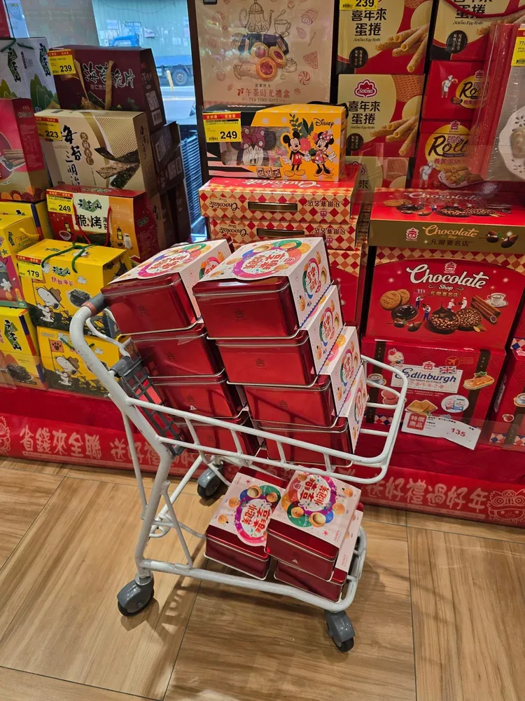 有顧客搶搬整車義美享樂小泡芙禮盒，看起來著實驚人。翻翻攝自臉書「我愛全聯-好物老實説」