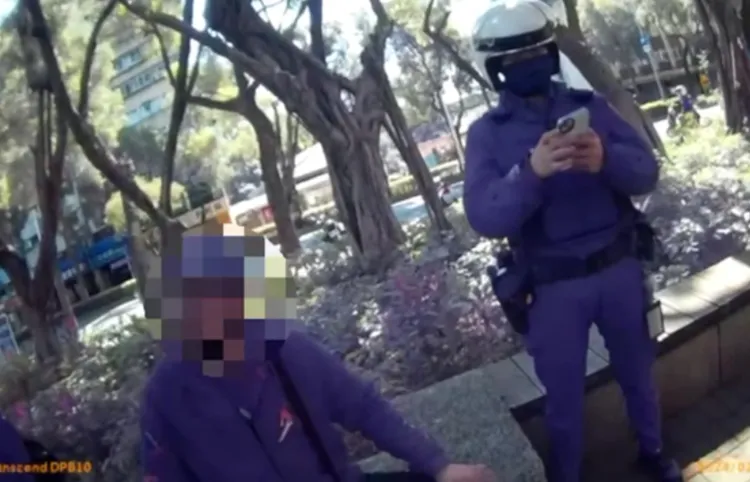 警方到場將兩人隔開。翻攝畫面