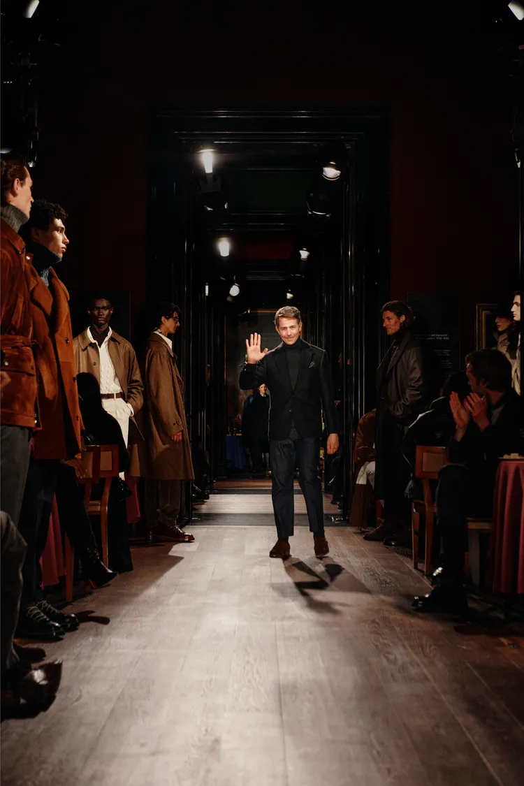 dunhill新任創意總監Simon Holloway登場謝幕。品牌提供