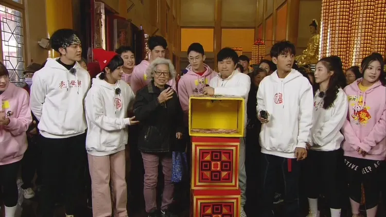 胡瓜（中）、藝人們與阿嬤們玩抽獎金遊戲。民視提供