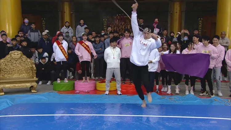 男星郭忠祐挑戰誰最腳滑。民視提供