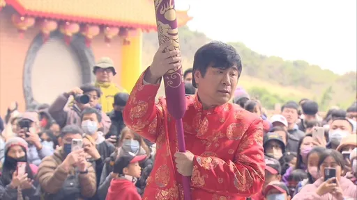 胡瓜偷吃步被抓包一臉尷尬 阿嬤不生氣還誇獎稱讚