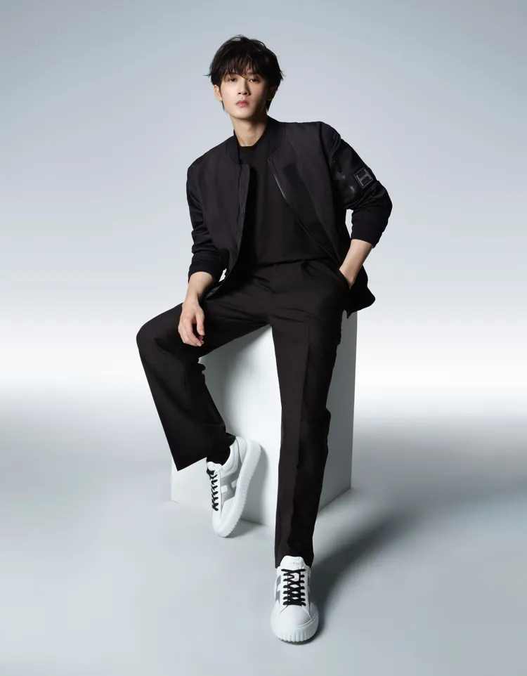 檀健次身穿黑色尼龍飛行夾克搭配H-Stripes休閒鞋。品牌提供
