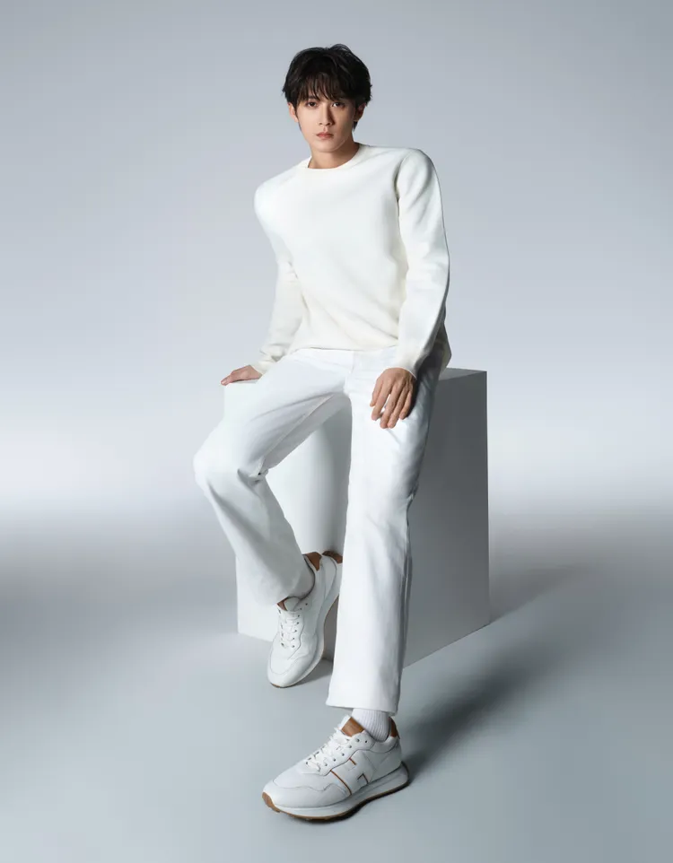 檀健次以休閒感的全白造型亮相。品牌提供