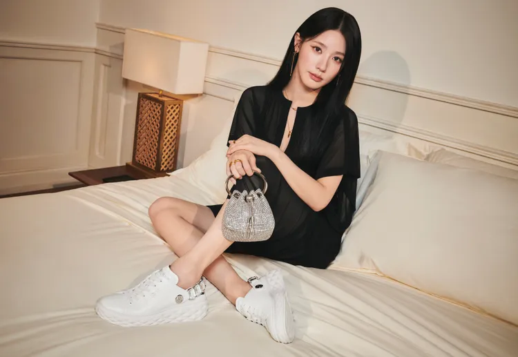 薇娟以銀色Bon Bon手袋搭配Diamond Sling運動鞋。品牌提供