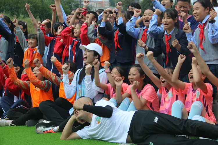 趙麗娜推動國小學童踢足球。翻攝趙麗娜微博