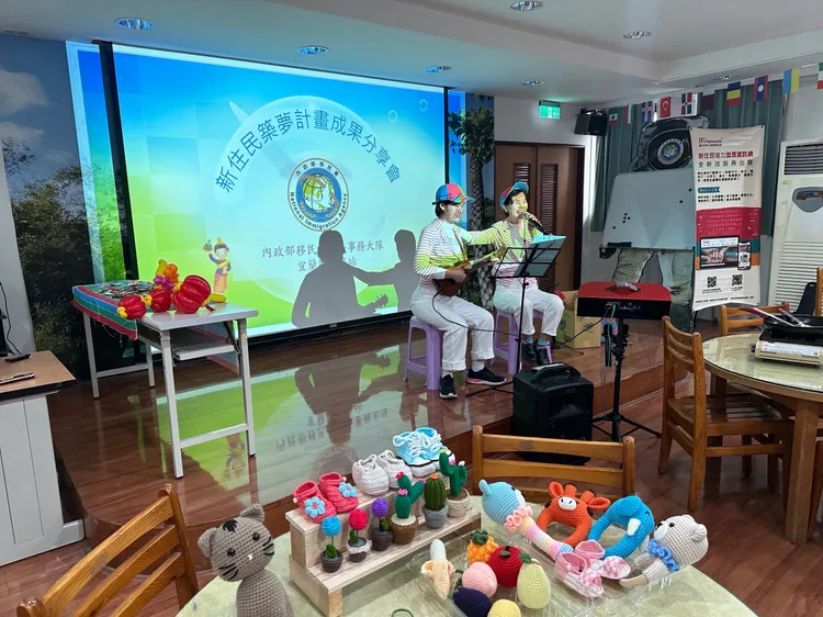 母女倆表演「大手拉小手」及「阿母的手」2首曲目。翻攝畫面