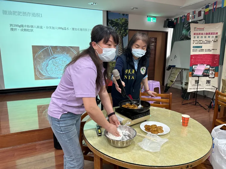 郭又榛女士示範手作湖南長沙當地傳統小吃「糖油粑粑」。翻攝畫面