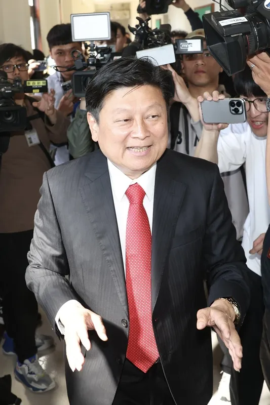 國民黨立法院黨團總召傅崐萁（前）19日上午在立法院，出席朝野黨團協商會議。中央社