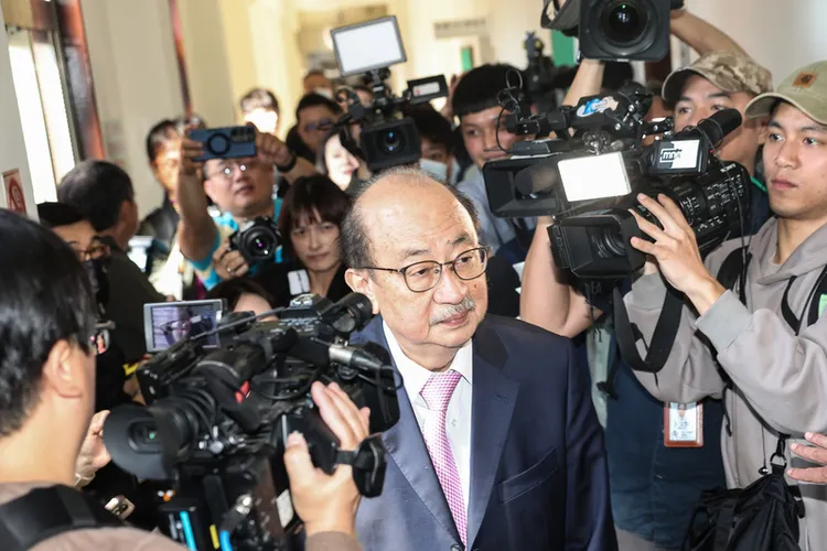 立法院長韓國瑜19日上午邀集各黨團代表共同協商，民進黨立法院黨團總召柯建銘（前中）出席。中央社