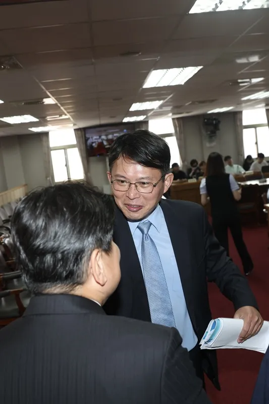 黨立法院黨團總召黃國昌（後）。中央社