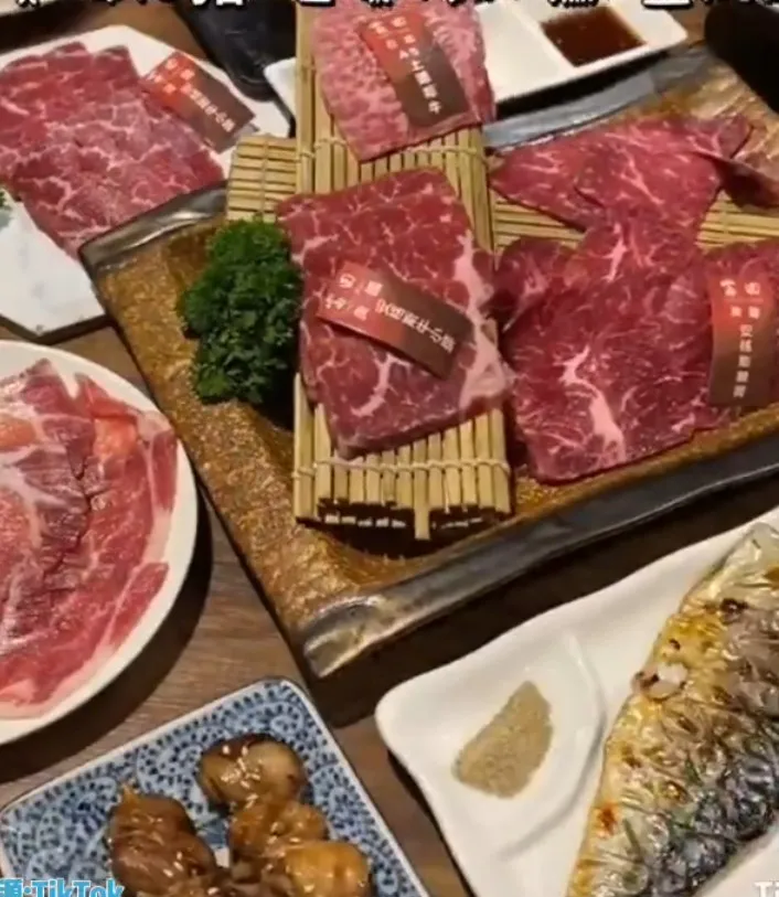 燒肉火鍋吃到飽，有不同價位提供選擇。TikTok@roseforever1 提供