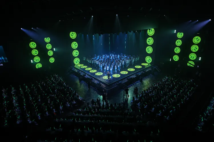 節目壓軸，周湯豪跟千人共演。文總提供