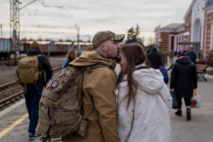 烏克蘭軍人2月24日在頓內次克地區的火車站與女友道別。美聯社
