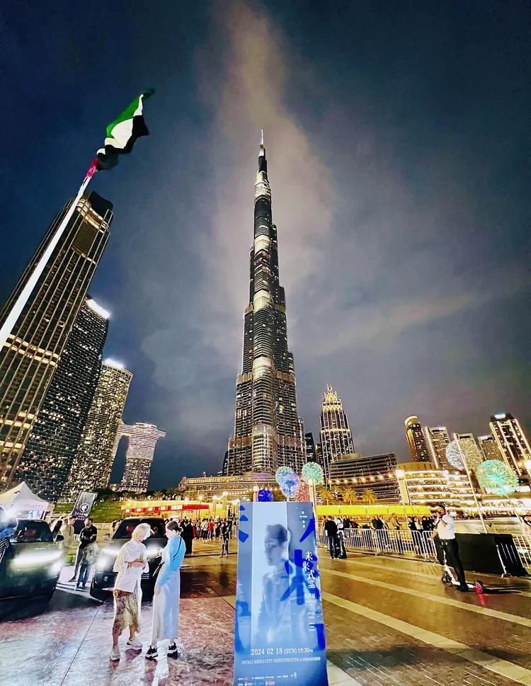 張信哲《未來式∞世界巡迴演唱會》的巨型燈箱、看板、布旗和海報等插旗杜拜。潮水音樂提供