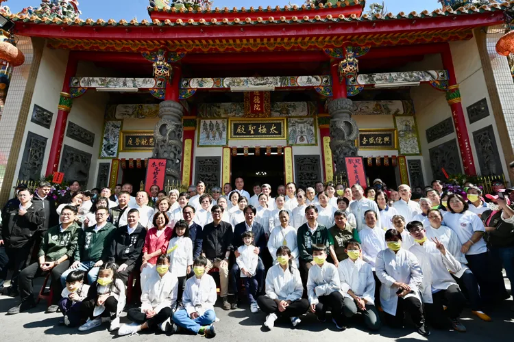 賴清德至覆鼎金道德院參香，祝福風調雨順、國泰民安。市府提供