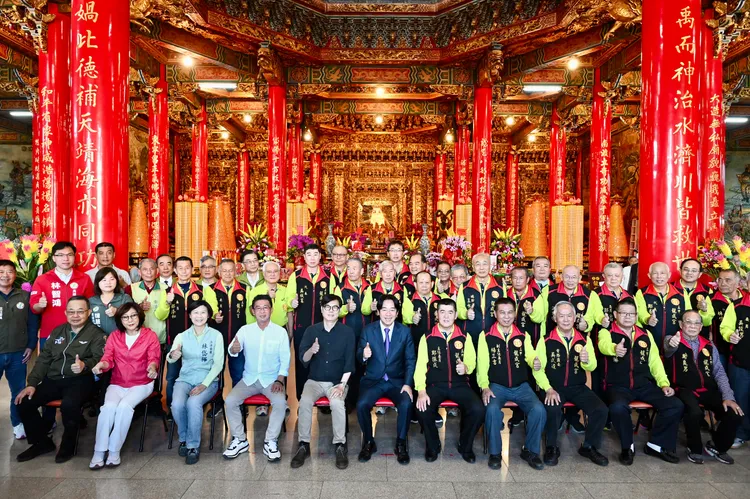 賴清德前往五甲龍成宮參香、發放福袋，祝福大家風調雨順、國泰民安。市府提供