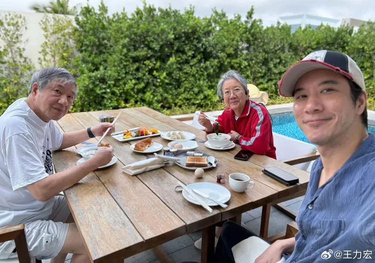 王力宏帶父母遊海南島。翻攝王力宏微博